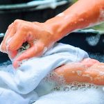 Как правильно стирать вручную одежду